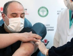 Yerli aşı için gönüllü olan Bakan Varank, ilk doz …