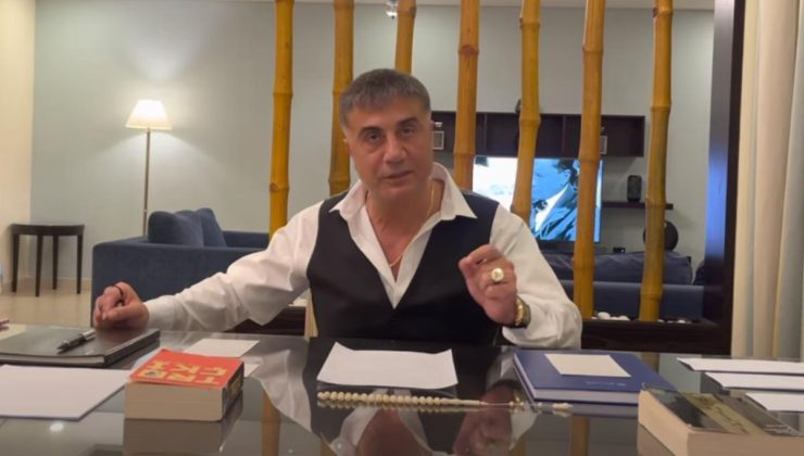 Yeni video yayınlayan Sedat Peker masasına koyduğu kitaplarla mesaj vermeye devam ediyor