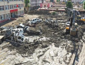 77 kişinin hayatının kaybettiği Batı Karadeniz’deki sel felaketinde kaybolan 47 kişi hala aranıyor